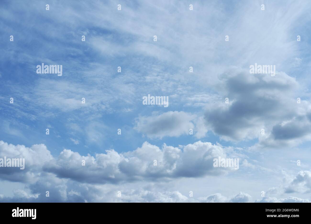 Weiße flauschige Wolken und blauer Himmel Stockfoto