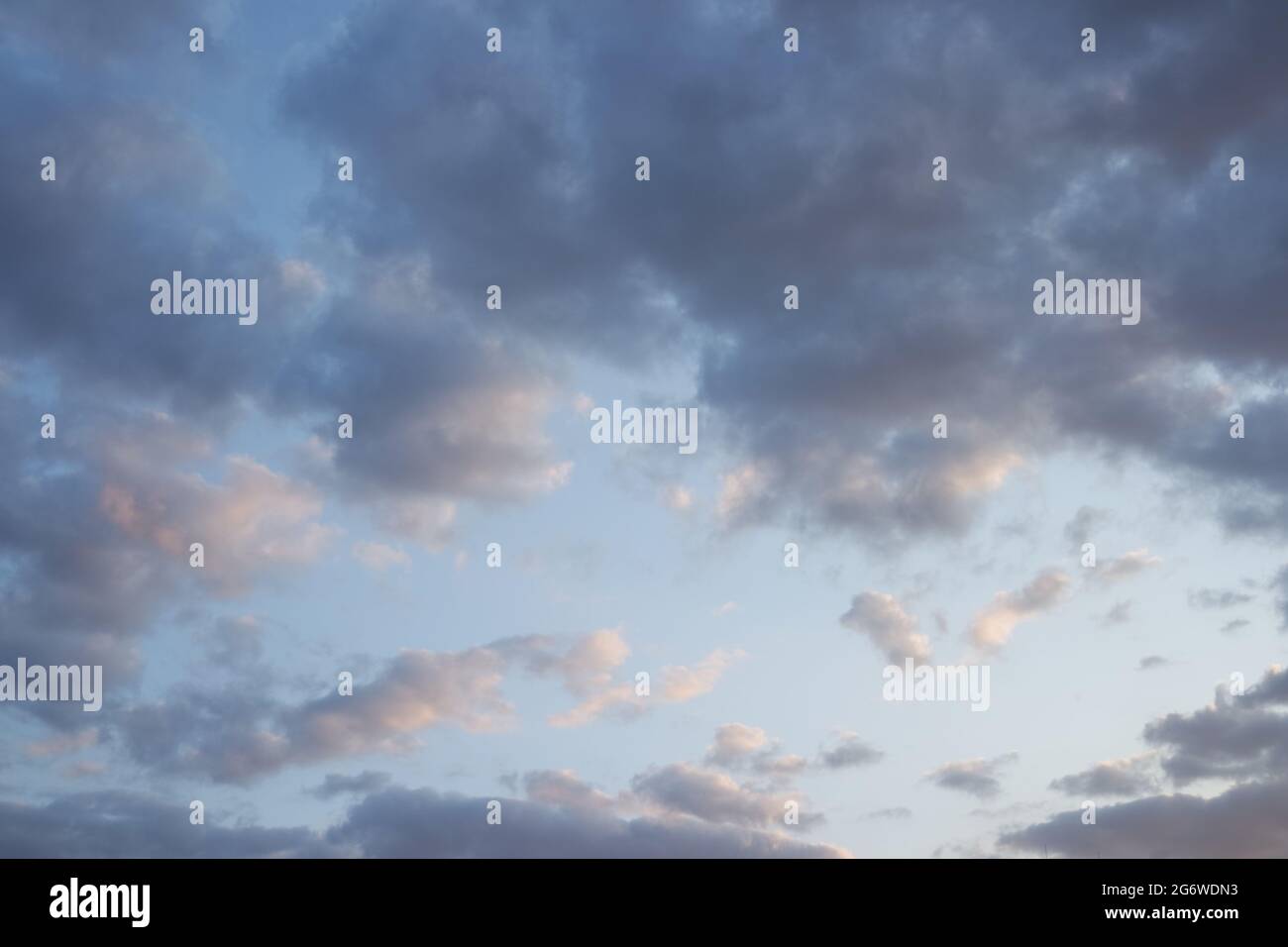 Graue, flauschige Wolken und blauer Himmel Stockfoto