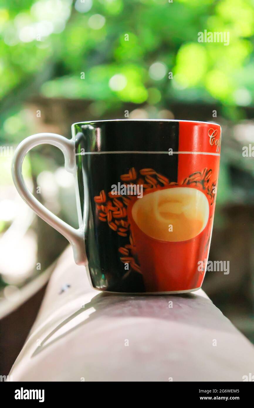 Bunte Kaffeebecher in der Natur, Morgenkaffee Stockfoto