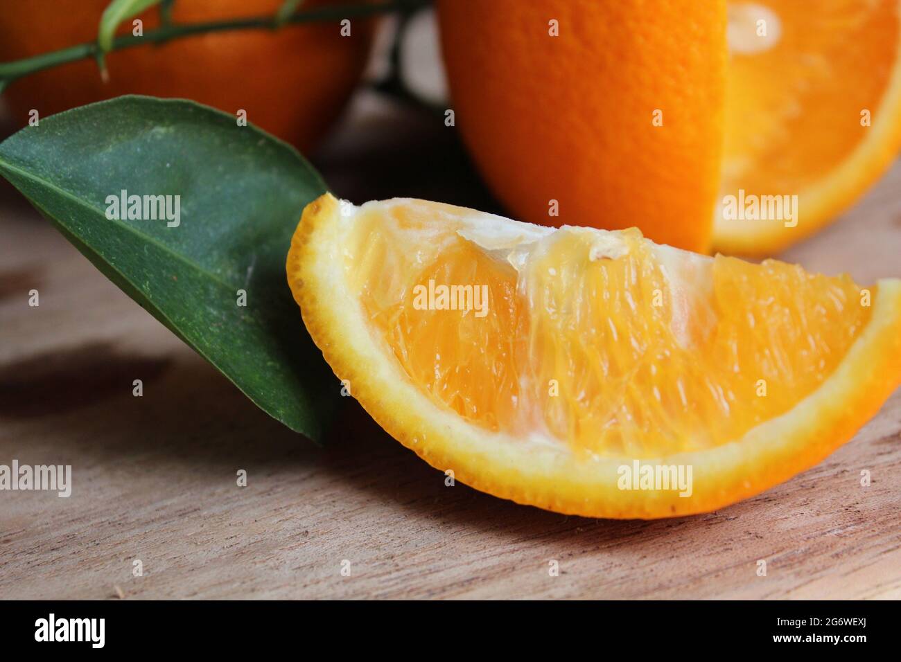 Frisch geschnittenes malta-Orangenfrucht auf Holzoberfläche, neues malta-Orangenfrucht-Bild, isoliert Stockfoto