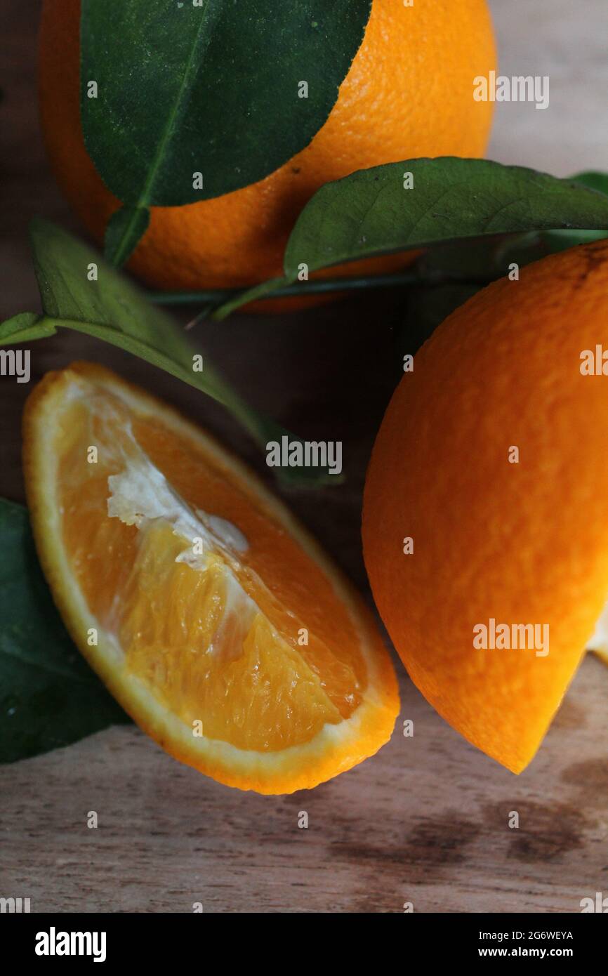 Frisch geschnittenes malta-Orangenfrucht auf Holzoberfläche, neues malta-Orangenfrucht-Bild, isoliert Stockfoto