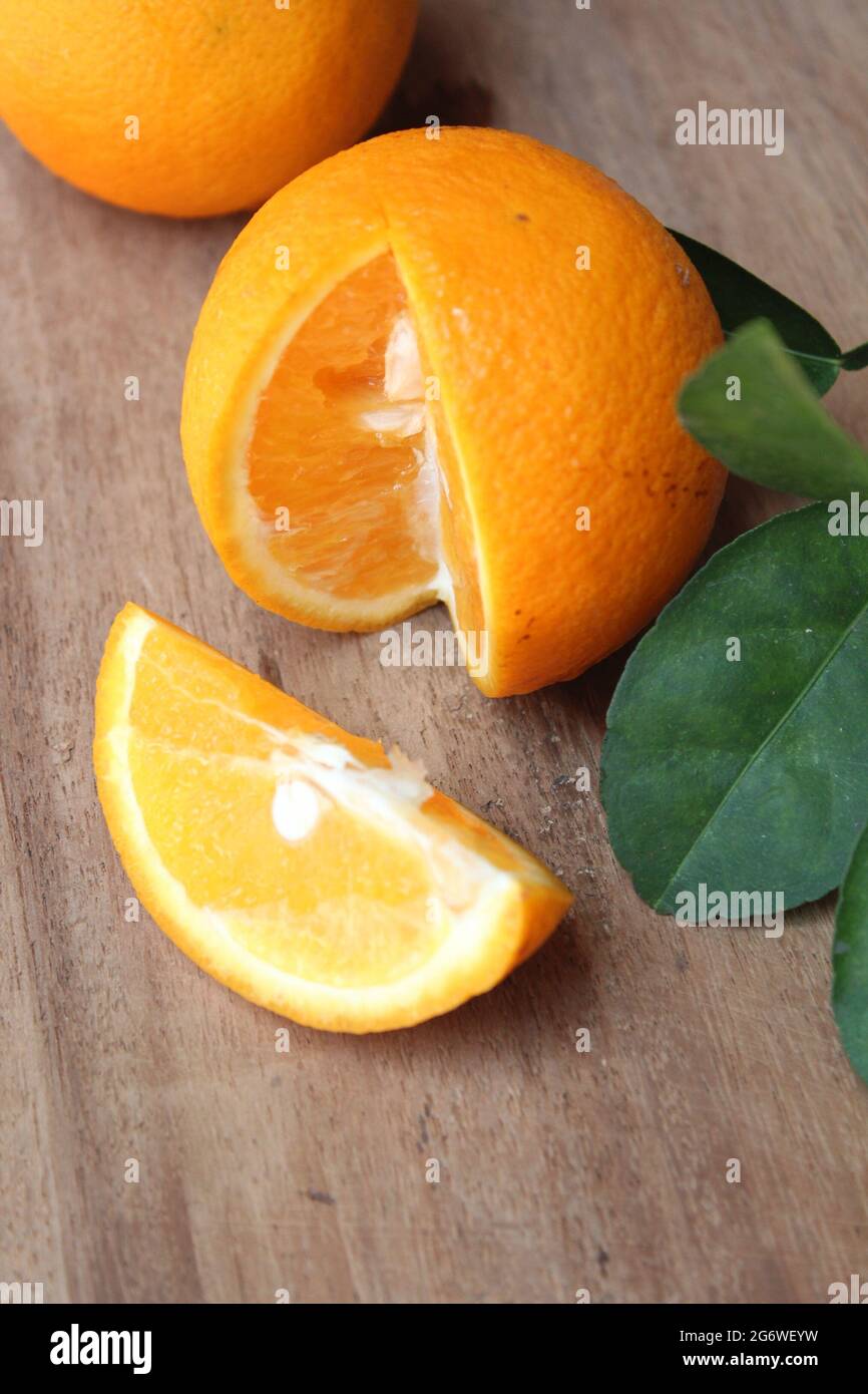 Frisch geschnittenes malta-Orangenfrucht auf Holzoberfläche, neues malta-Orangenfrucht-Bild, isoliert Stockfoto