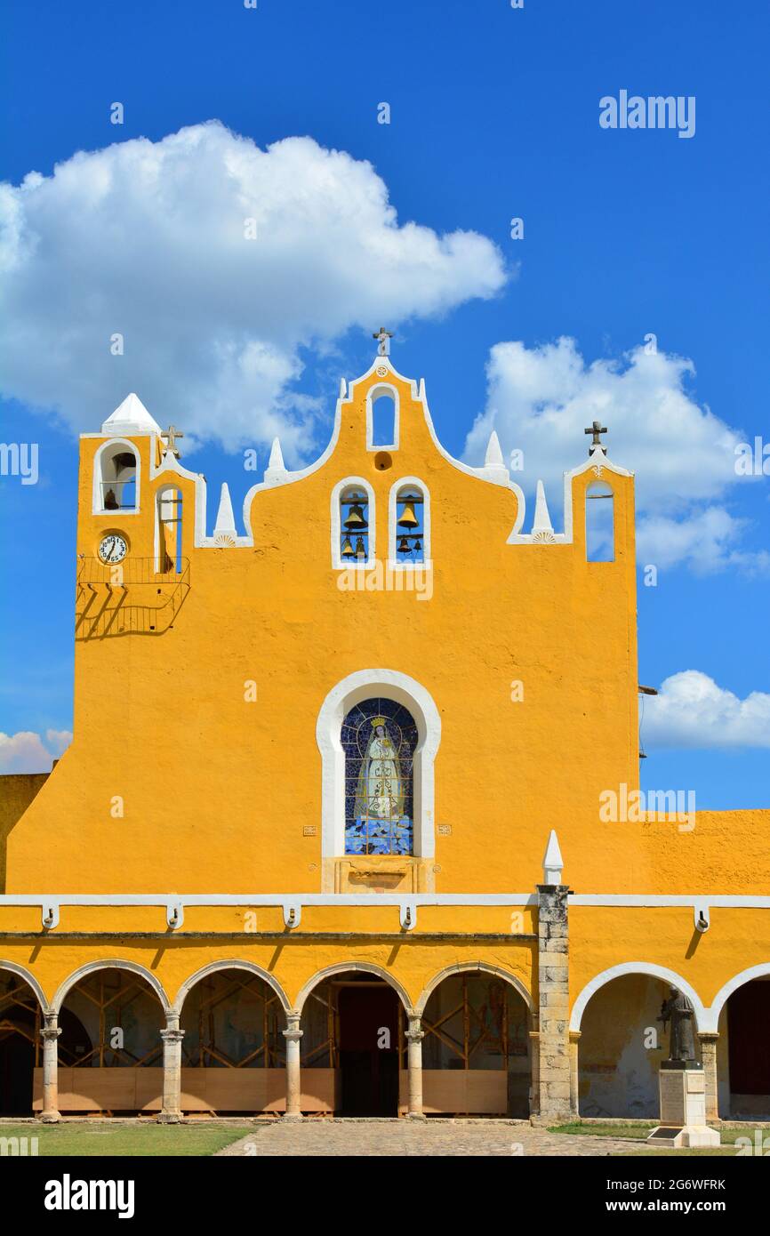 MEXIKO. BUNDESSTAAT YUCATAN. DAS DORF IZAMAL IST BERÜHMT FÜR SEINE GELBE FARBE SEINER HÄUSER UND DENKMÄLER WIE DER KIRCHE SAN ANTONIO. Stockfoto