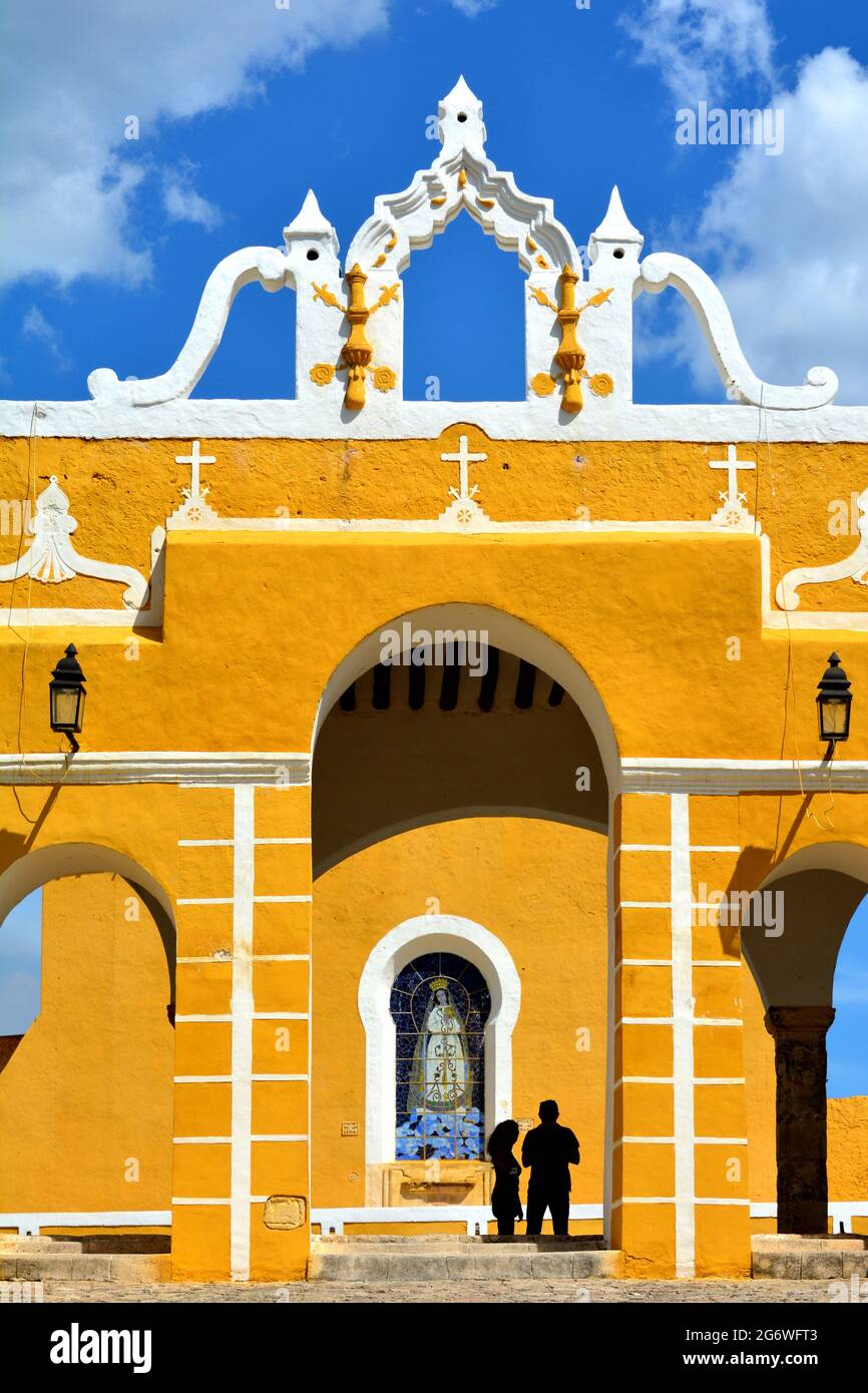 MEXIKO. BUNDESSTAAT YUCATAN. DAS DORF IZAMAL IST BERÜHMT FÜR SEINE GELBE FARBE SEINER HÄUSER UND DENKMÄLER WIE DER KIRCHE SAN ANTONIO. Stockfoto