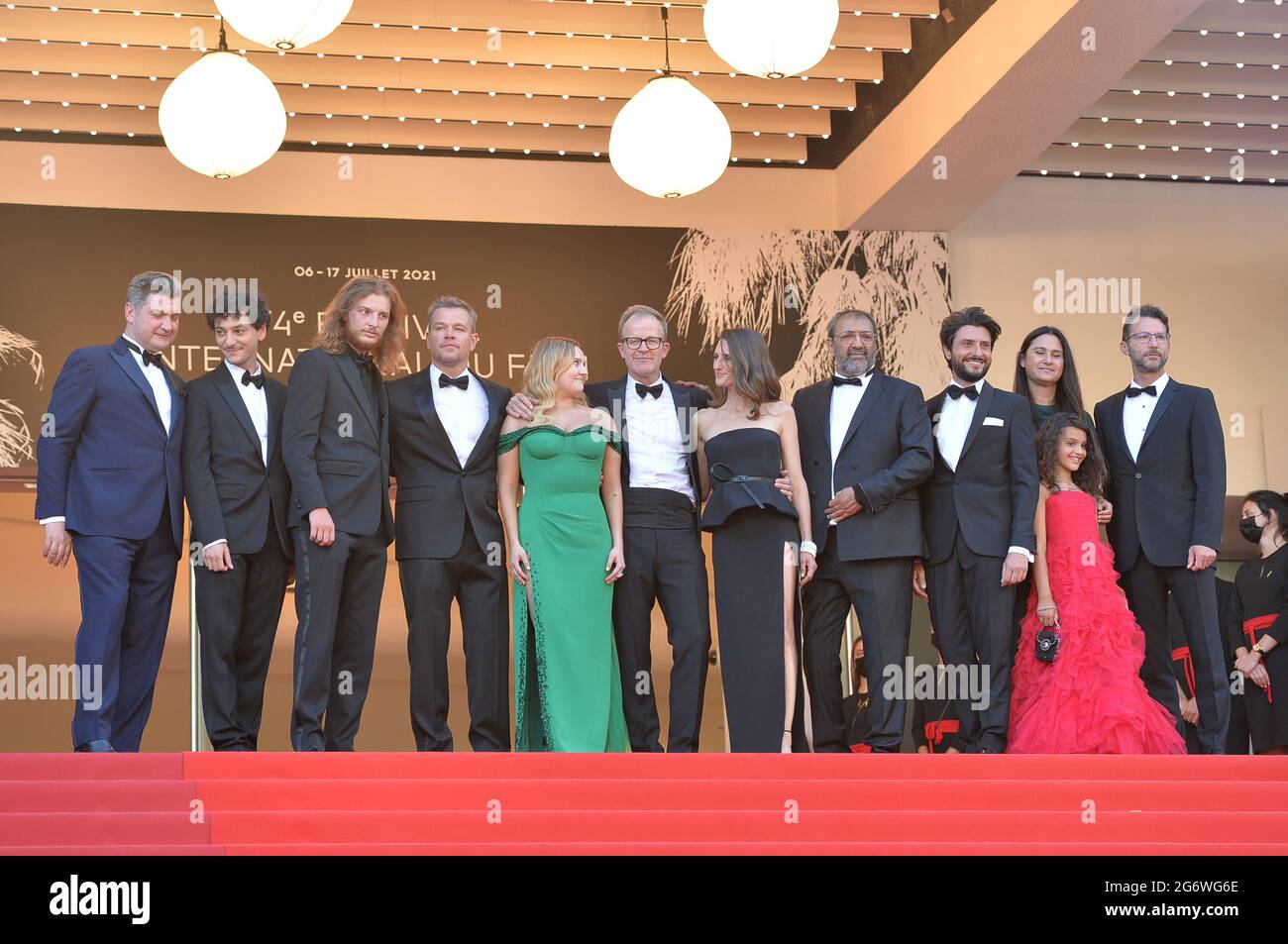 Cannes, Frankreich. Juli 2021. Drehbuchautor Thomas Bidegain (l-r), Schriftsteller Noé Debré, Idir Azougli, Matt Damon, Abigail Breslin, regisseur Tom McCarthy, Camille Cottin, Moussa Maaskri, Gregory Di Meglio, Lilou Siauvaud (Mädchen in der Front), Produzentin Liza Chasin und Jonathan King nehmen an der Vorführung des Films „Stillwater“ während der 74. Jährlichen Filmfestspiele von Cannes im Palais des Festivals Teil. Quelle: Stefanie Rex/dpa-Zentralbild/dpa/Alamy Live News Stockfoto