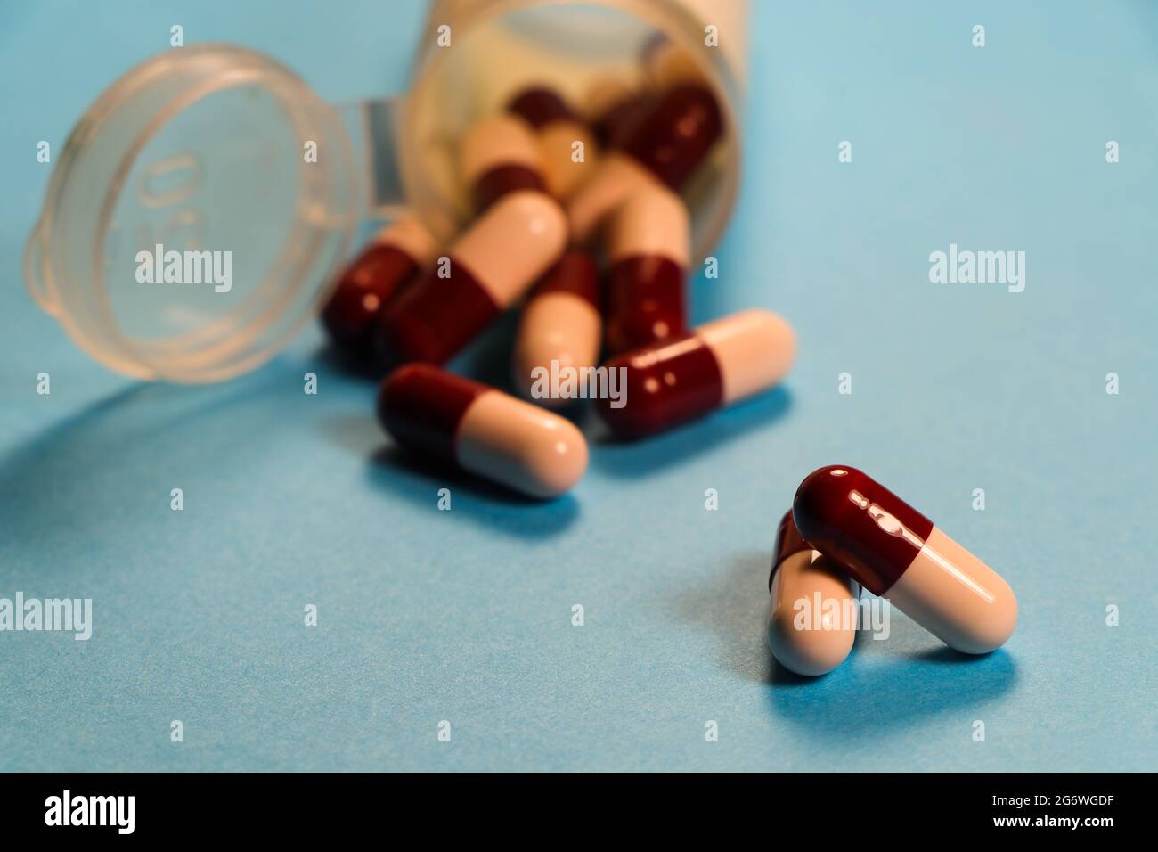 Kapsel Kapseln Mit Verschütteten Verschreibungspflichtigen Medikamentenbehälter Stockfoto