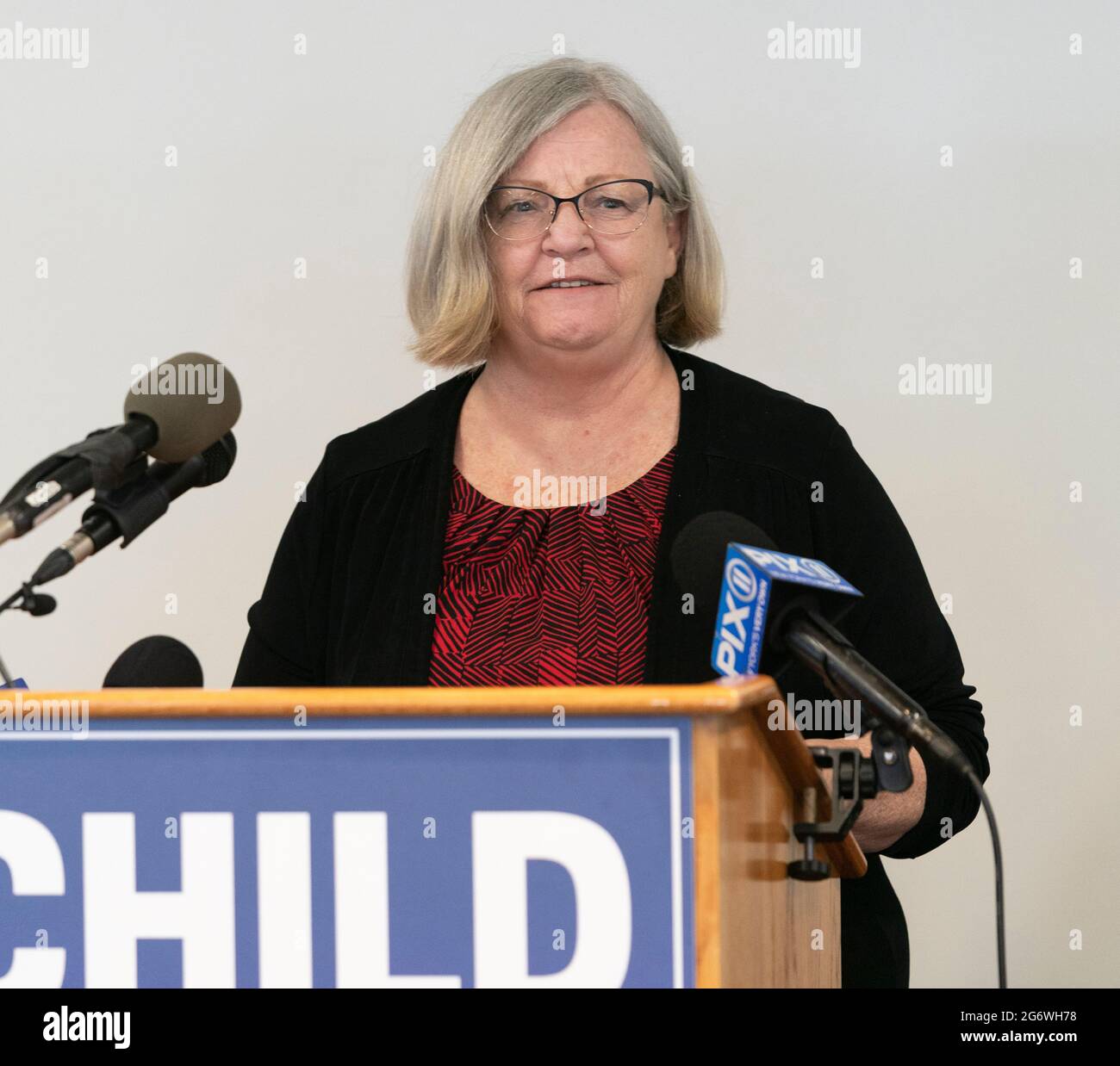 New York, NY - 8. Juli 2021: IRS-Vertreterin, Se Simon, spricht während der Pressekonferenz über erweiterte Kindersteuerkredite (Expanded Child Tax Credit, CTC) im Ted Weiss Federal Building Stockfoto