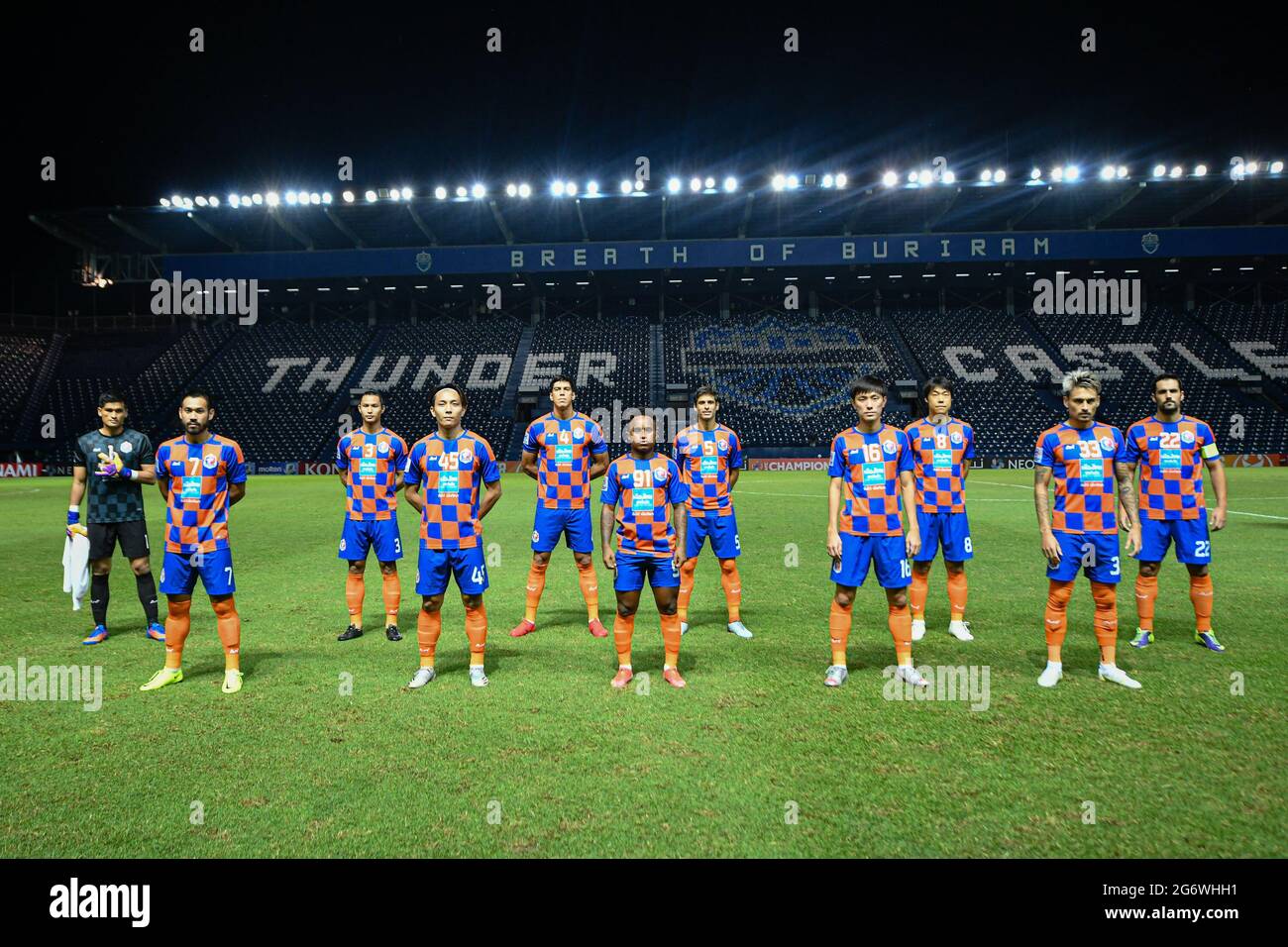 Buriram, Thailand. Juli 2021. Die Spieler von Port FC posieren für ein Foto vor dem AFC Champions League 2021-Spiel der Gruppe J zwischen Port FC und Kitchee SC im Buriram Stadium. (Endergebnis; Port FC 1:1Kitchee SC) Credit: SOPA Images Limited/Alamy Live News Stockfoto