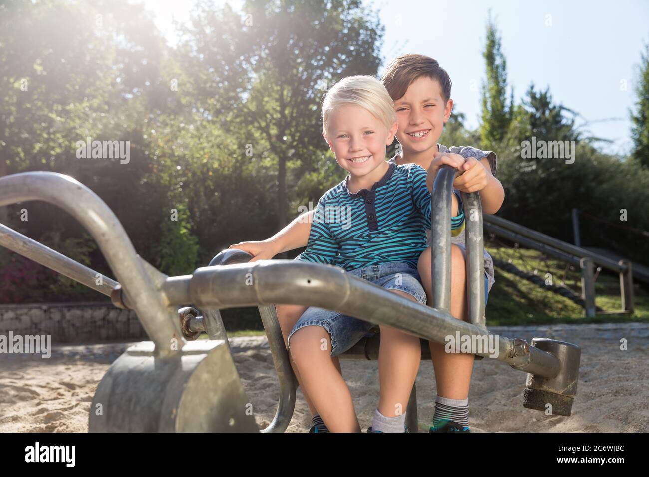 Zwei Jungen mit Digger auf Abenteuer Spielplatz im Park Stockfoto