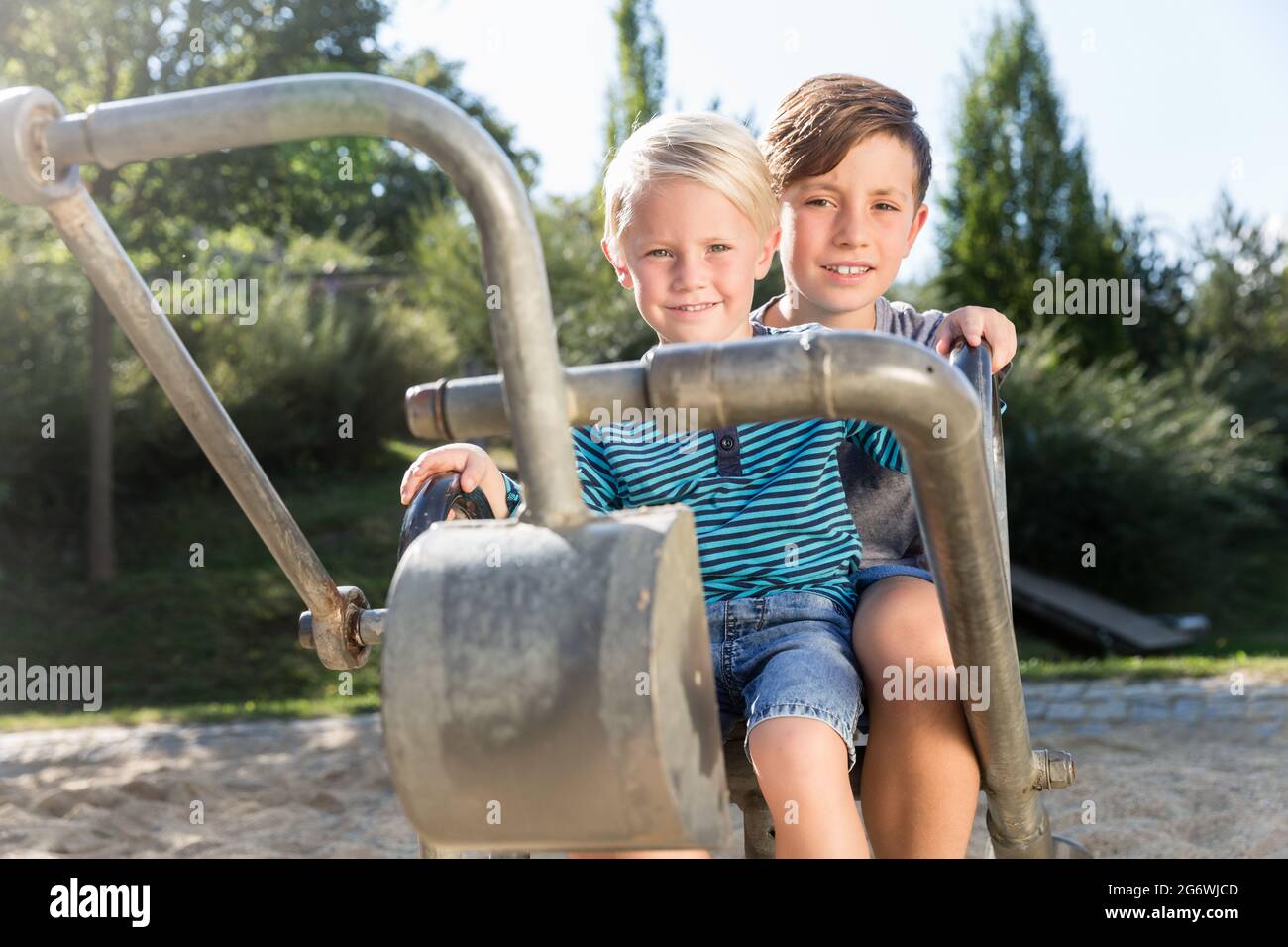Zwei Jungen benutzen Bagger auf Abenteuerspielplatz im Park im Freien Stockfoto