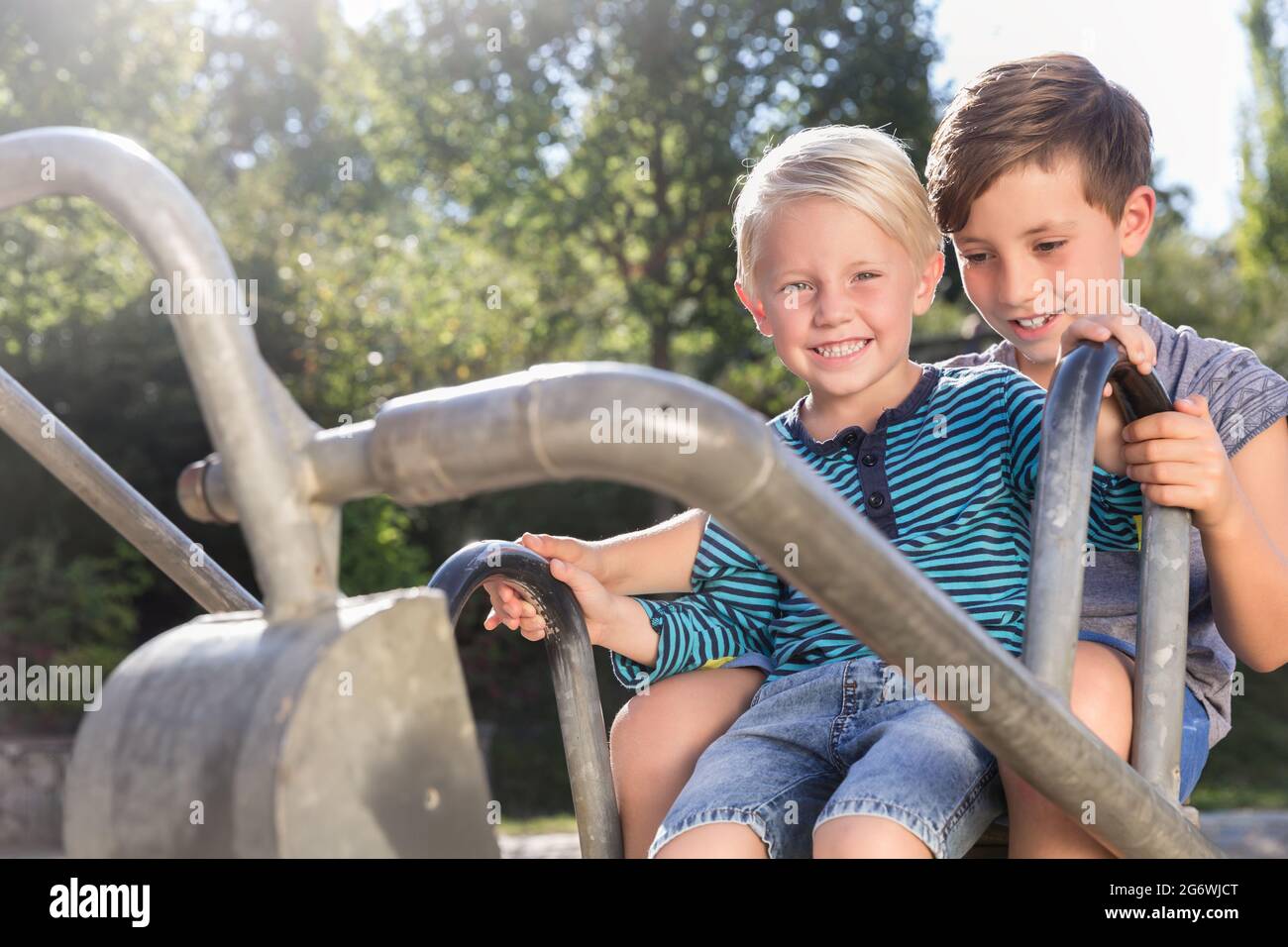 Zwei Jungen mit Digger auf Abenteuer Spielplatz im Park Stockfoto