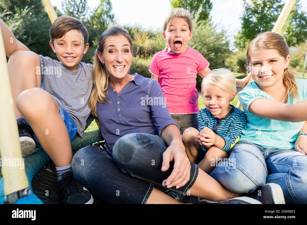 Familie mit Mutter, Söhnen und Töchtern, die gemeinsam im Freien Fotos machen Stockfoto