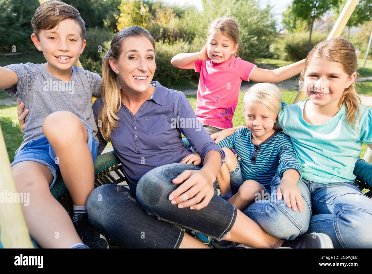 Glückliche Familie mit Mutter, Söhnen und Töchtern, die zusammen Fotos machen Stockfoto