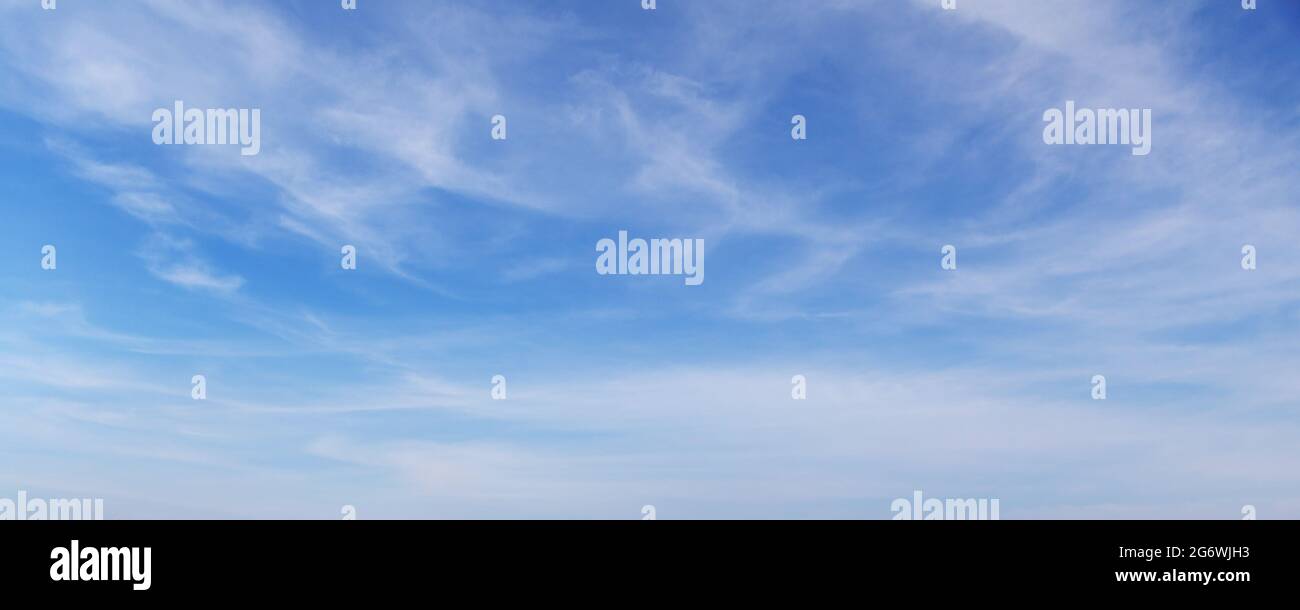 Blauer Himmel mit weißen Zirruswolken am Tag, natürliche Panorama Hintergrund Foto Textur Stockfoto