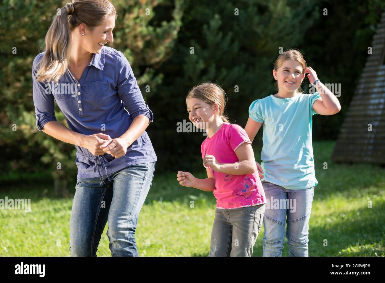 Mutter mit Kindern Töchter tun Tanz Übung im Freien Stockfoto