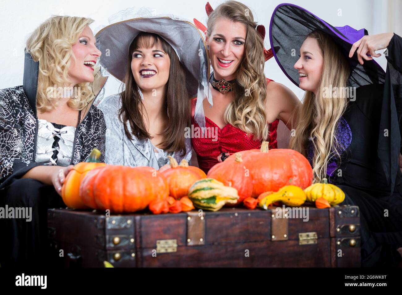 Drei junge und schöne Frauen, lustige Kostüme als Hexen ihre schädliche Kräfte an Halloween Stockfoto