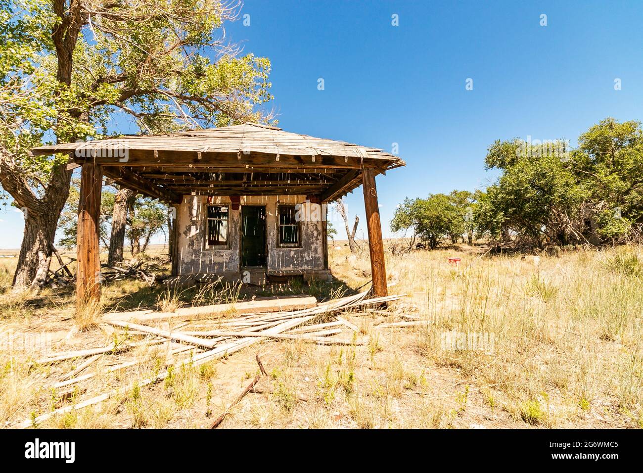 Alte veraltete Tankstelle in der Geisterstadt Glenrio Texas an der Route 66. Stockfoto