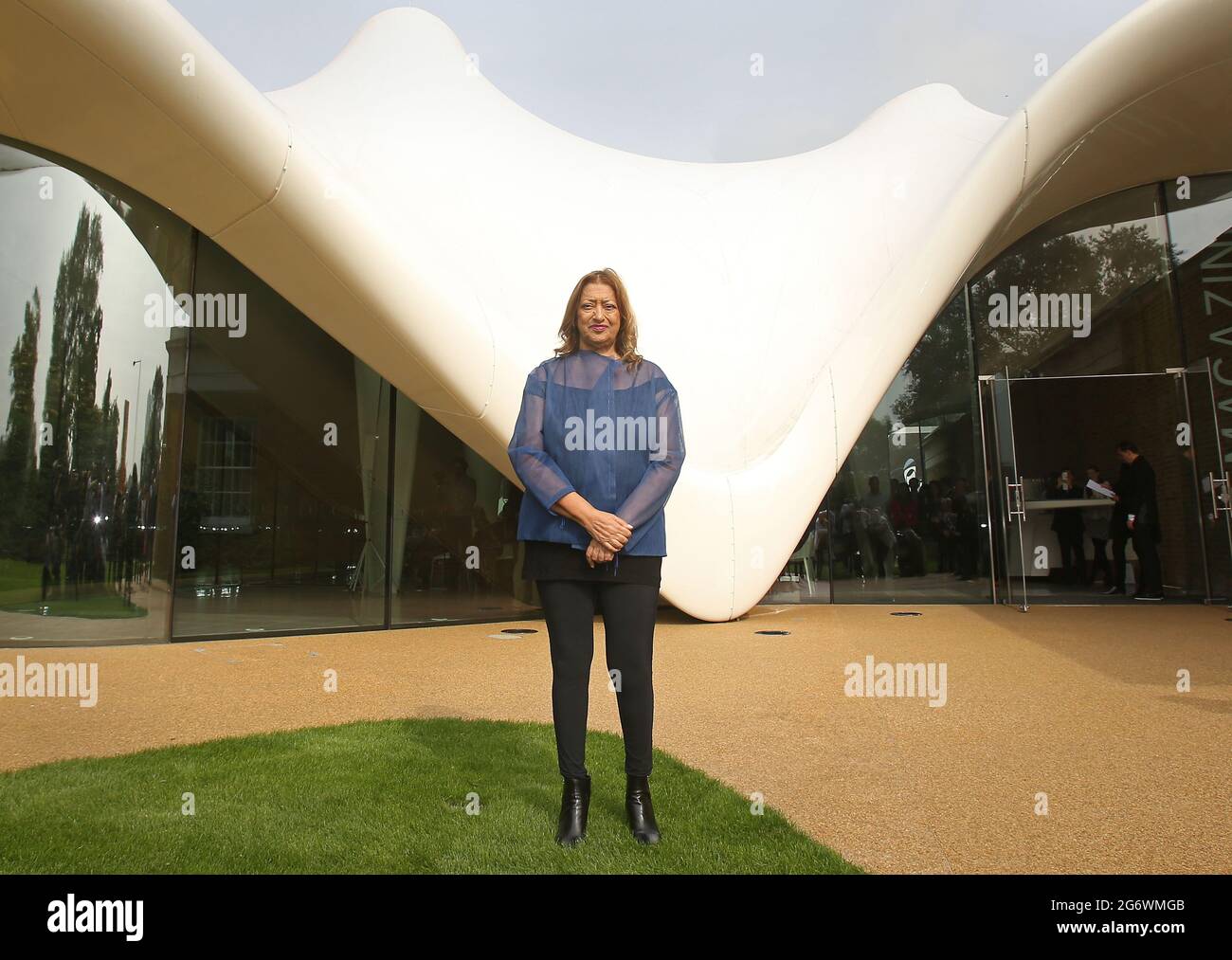 Datei-Foto vom 25-09-2013 von Architektin Zaha Hadid, die vor der neuen Galerie Serpentine Sackler steht, die sie im Hyde Park, London, entworfen hat. Ausgabedatum: Freitag, 9. Juli 2021. Stockfoto