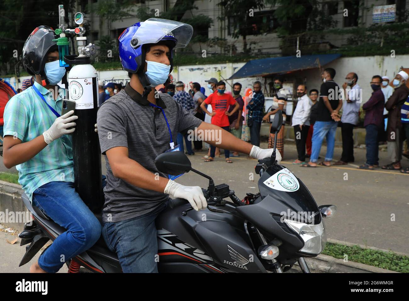 Dhaka, Bangladesch. Juli 2021. Ein Mann mit Sauerstoffflasche, der während der Coronavirus-Pandemie in Dhaka City auf einem Moto-Bike gesehen wurde.die tägliche Covid-19-Fallzahl von Bangladesch bricht mit 11,651 Infektionen erneut den Rekord. (Foto von MD Manik/SOPA Images/Sipa USA) Quelle: SIPA USA/Alamy Live News Stockfoto