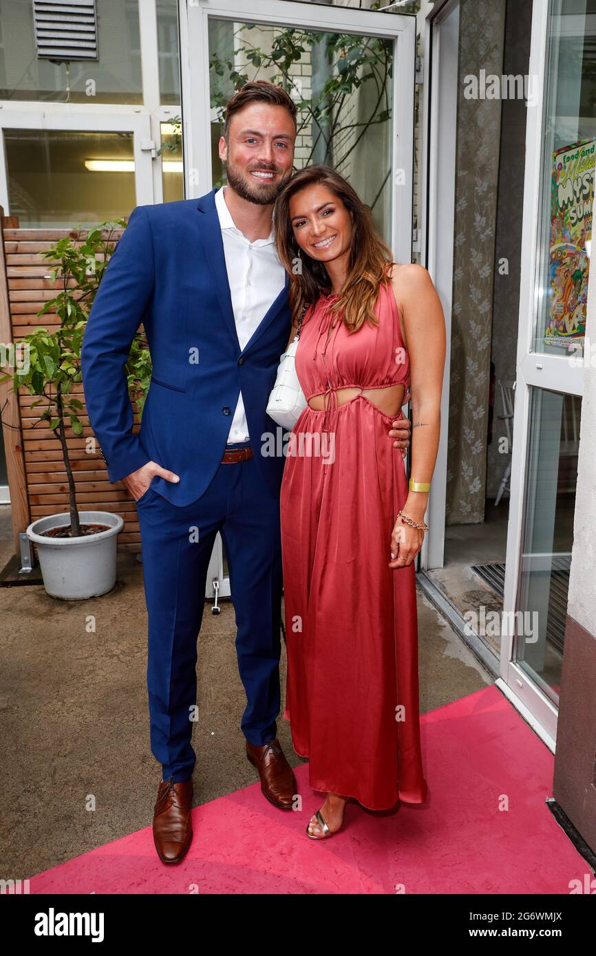 Berlin, Deutschland. September 2020. Niko Griesert und Freundin Michelle de Roos kommen beim got2b Make-up Launch Event Fotoanruf im Michelberger Hotel an. Quelle: Gerald Matzka/dpa-Zentralbild/ZB/dpa/Alamy Live News Stockfoto