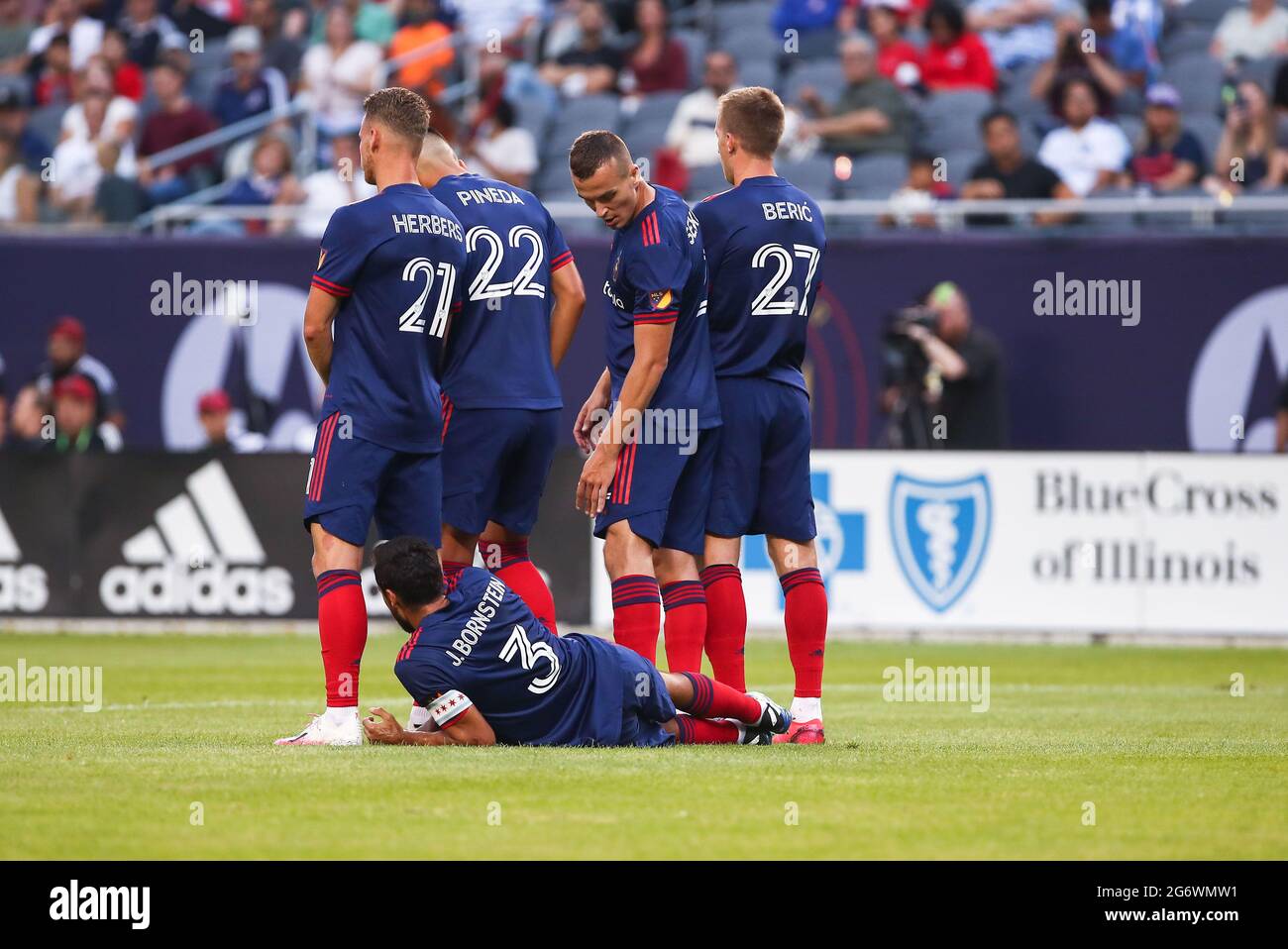 Chicago Fire Defender Boris Sekulic (2) blickt auf den Verteidiger Jonathan Bornstein (3), während er sich hinlegt, um einen Freistoß während eines MLS-Spiels zu blockieren Stockfoto