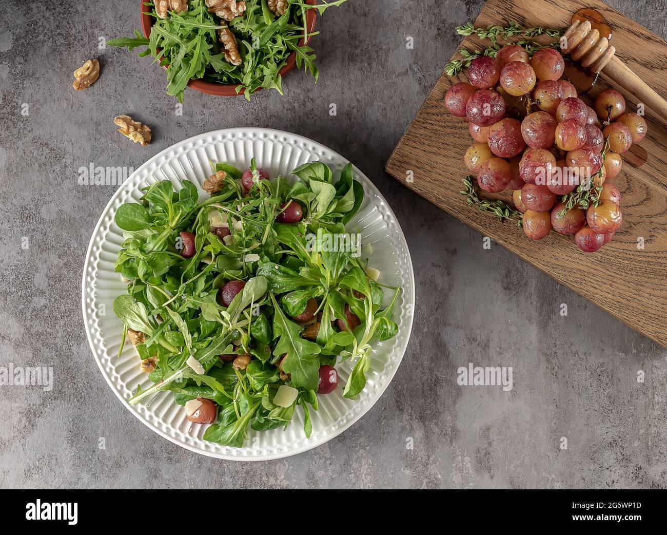 Köstlicher Salat aus karamellisierten, gerösteten Trauben, pfeffriger Rucola, gerösteten Walnüssen und Pecorino-Käse. Stockfoto