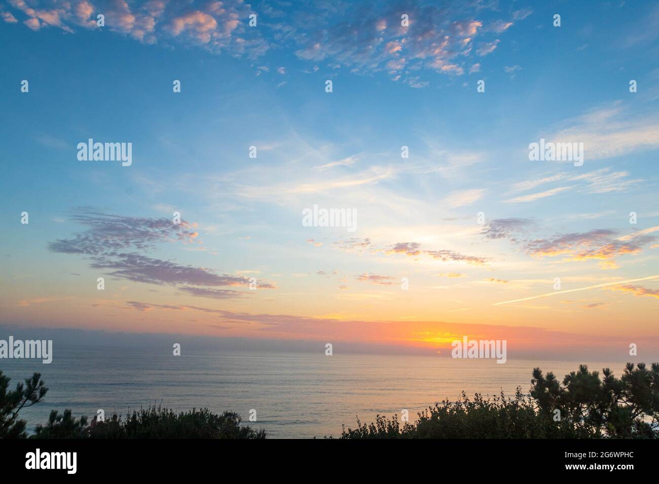 8. Juli 2021: Der farbenfrohe Sonnenuntergang am Strand in Del Mar, Kalifornien, am Donnerstag, den 8. Juli 2021. Der Sonnenuntergang beinhaltete das Meer, Klippen, Herrenhaus, torrey Pinien, Blumen, Eisenbahnschienen und eine Adlerstatue. (Bild: © Rishi DekaZUMA Wire) Stockfoto