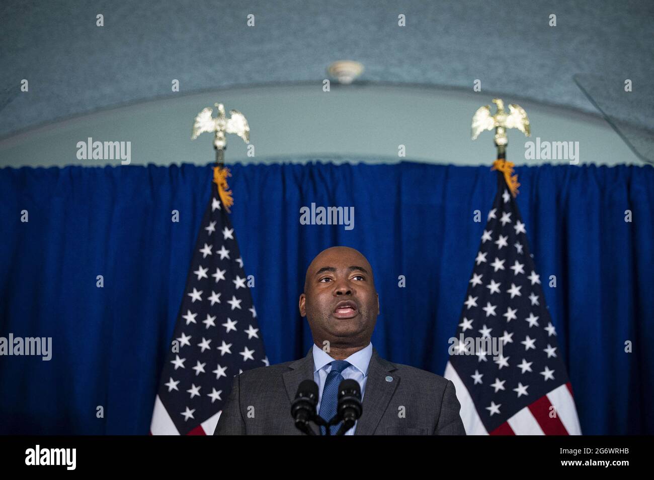 Jaime Harrison, Vorsitzender des Demokratischen Nationalkomitees, spricht vor US-Vizepräsident Kamala Harris, nicht abgebildet, an der Howard University in Washington, D.C., USA, am Donnerstag, dem 8. Juli, 2021. Harris, der die Bemühungen der Regierung um Stimmrechte anführt, hilft, eine Ausweitung der Kampagne des Demokratischen Nationalkomitees "Ich werde abstimmen" zu starten. Foto von Al Drago/Pool/ABACAPRESS.COM Stockfoto