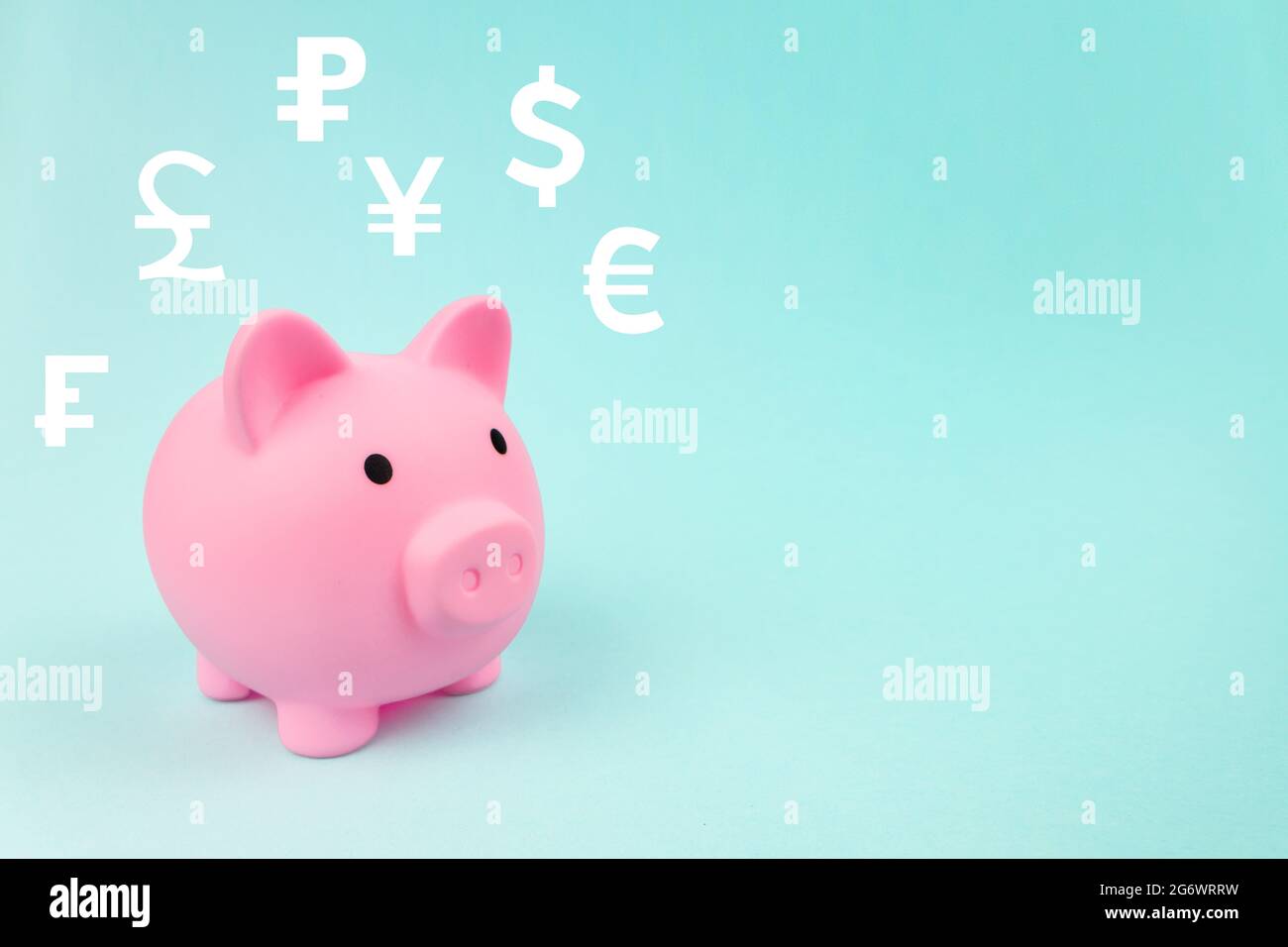Finanzielle Ersparnisse und die Bankenwirtschaft. Rosa Sparschwein mit digitalen Hologramm Weltwährungen auf blauem Hintergrund. Konzept des globalen Währungswechsels Stockfoto