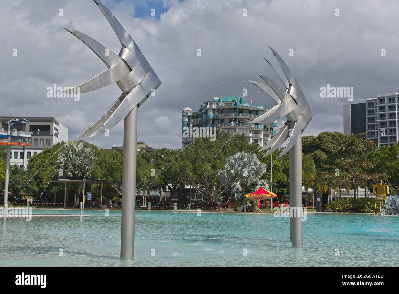 Cairns, Qld, Australien - 23. Juni 2021: Schwimmende Lagune auf der Esplanade. Stockfoto