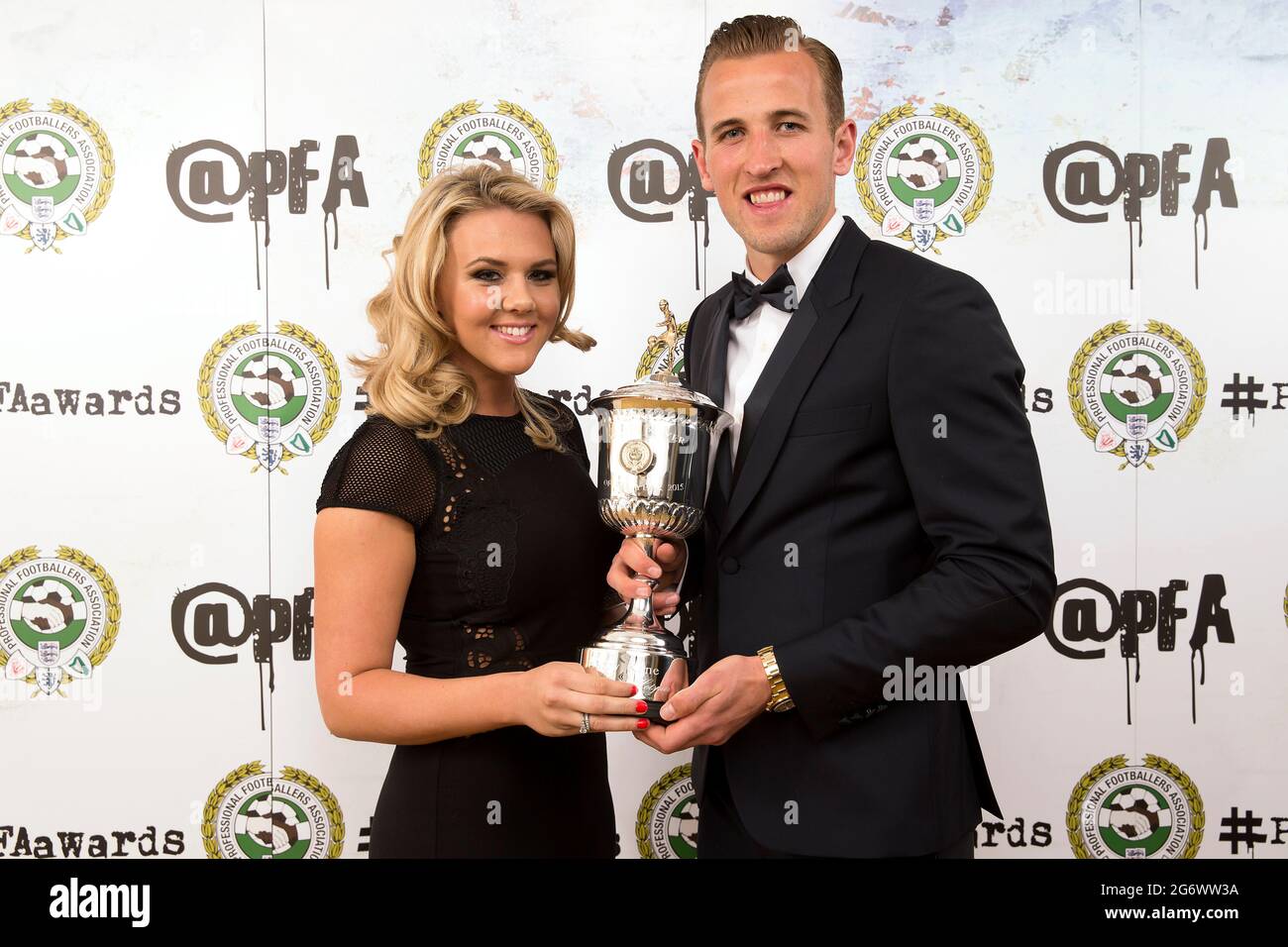 Datei phpto vom 26/04/15 des englischen Kapitäns Harry Kane mit dem PFA Young Player of the Year Award zusammen mit Freundin Katie Goodland. Die englische Fußballmannschaft der Männer hofft, zum ersten Mal seit 1966 eine große Turniertrophäe nach Hause zu holen, wenn sie am Sonntagabend im Finale der Euro 2020 in Italien spielen. Die 26-Mann-Mannschaft wird von Partnern unterstützt, die Immobilienentwickler, Geschäftsinhaber und Models sind. Ausgabedatum: Freitag, 9. Juli 2021. Stockfoto