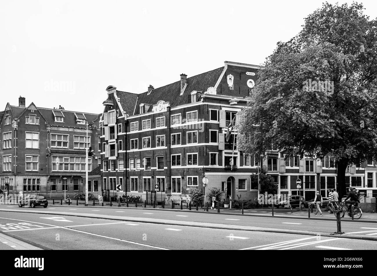 AMSTERDAM, NIEDERLANDE. 06. JUNI 2021. Schöne Fassaden der alten holländischen Gebäude. Restaurants auf der Straße. Schwarzweiß-Fotografie. Stockfoto