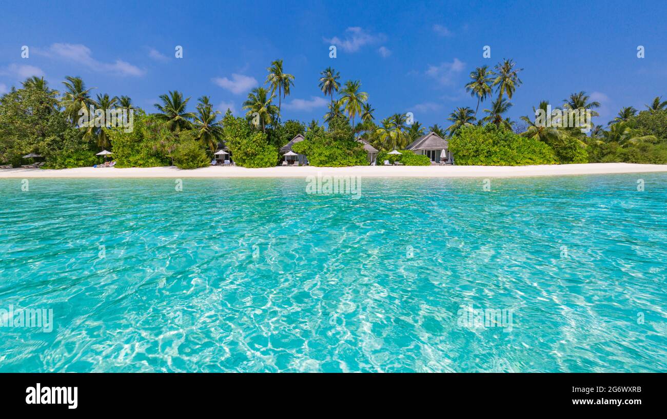 Tropischer Strand, Malediven. Ruhige paradiesische Insel. Palmen, weißer Sand und blaues Meer, perfekte Sommerurlaubslandschaft oder Urlaubsreisebanner Stockfoto