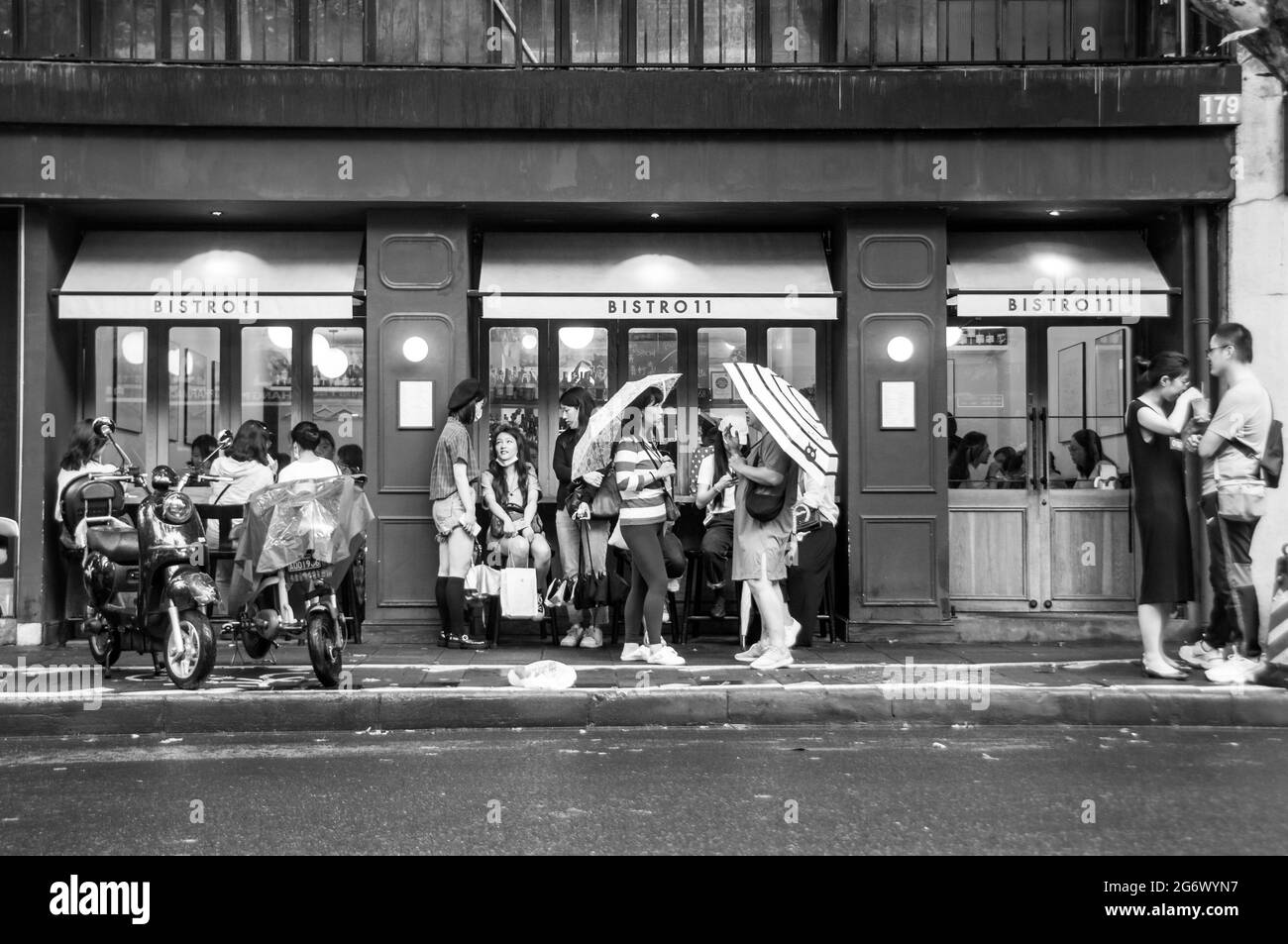 Menschen warten auf einen Tisch im Bistro 11, einem französischen Restaurant in der ehemaligen französischen Konzession an der Fumin Road, Shanghai, China. Stockfoto