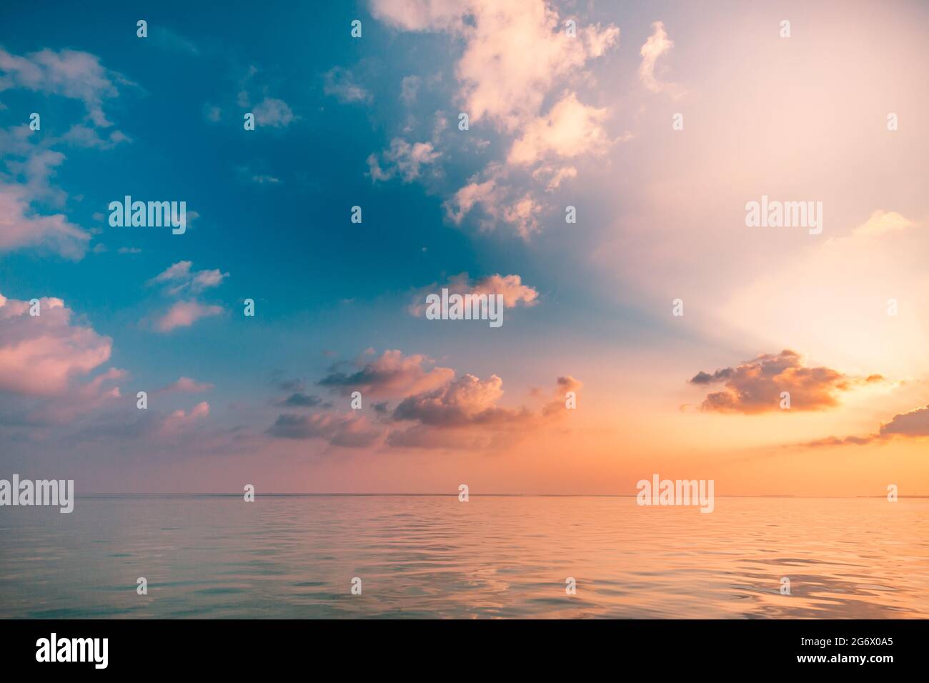 Sonnenaufgang Sonnenuntergang Meereslandschaft mit dramatischen Wolken und schönen goldenen Licht an einem tropischen Strand, Sonnenstrahlen. Atemberaubender Blick auf das Zen-Meer und den Horizont Stockfoto