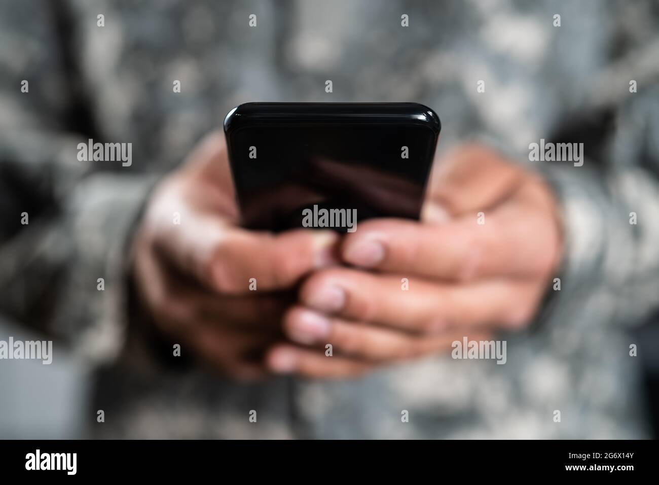 US-Militärsoldat: Smartphone-Spionage. Cyberkrieg Stockfoto