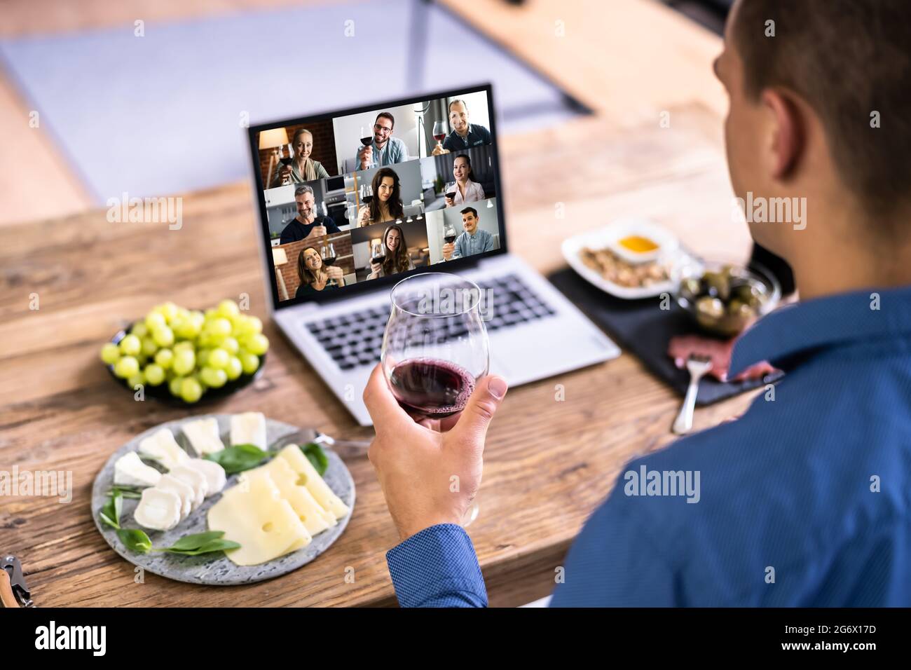 Digitale Weinverkostung Virtuelle Dinner-Veranstaltung Mit Laptop Stockfoto