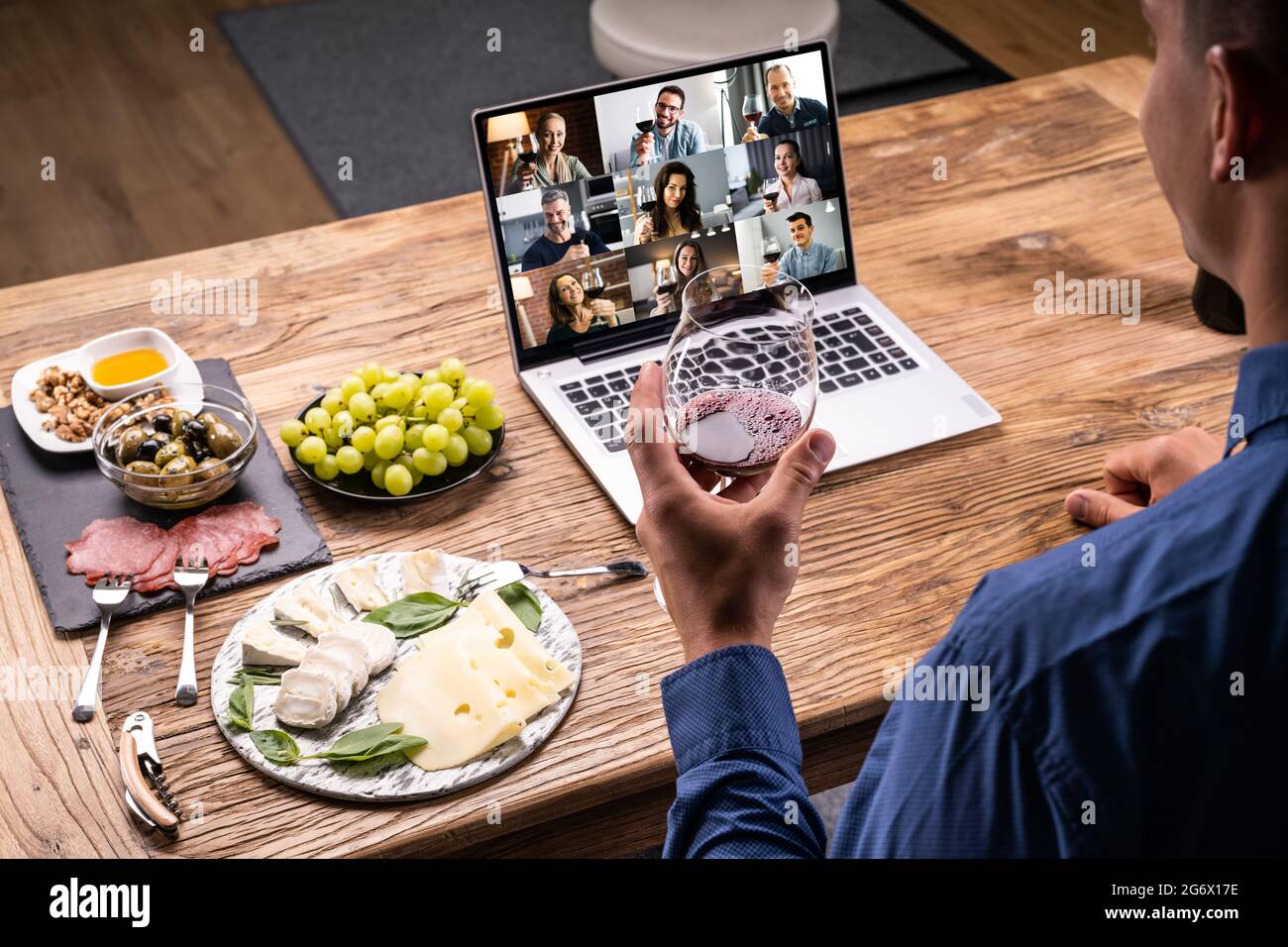 Digitale Weinverkostung Virtuelle Dinner-Veranstaltung Mit Laptop Stockfoto