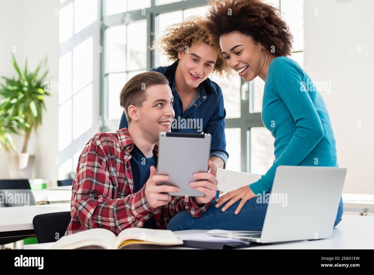 Drei beteiligten Schüler Austausch von Ideen und Meinungen zu verschiedenen Themen und neue Informationen während der Kurse an der Universität gelernt Stockfoto