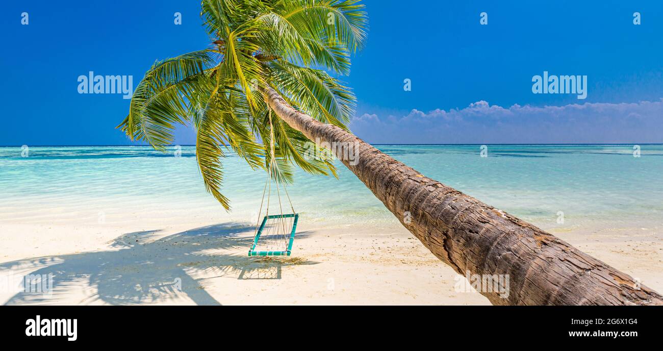 Tropischer Strand Hintergrund als Sommer entspannen Landschaft mit Strand Schaukel oder Hängematte und weißem Sand und ruhiges Meer für Strand Vorlage. Toller Strand, landschaftlich schön Stockfoto