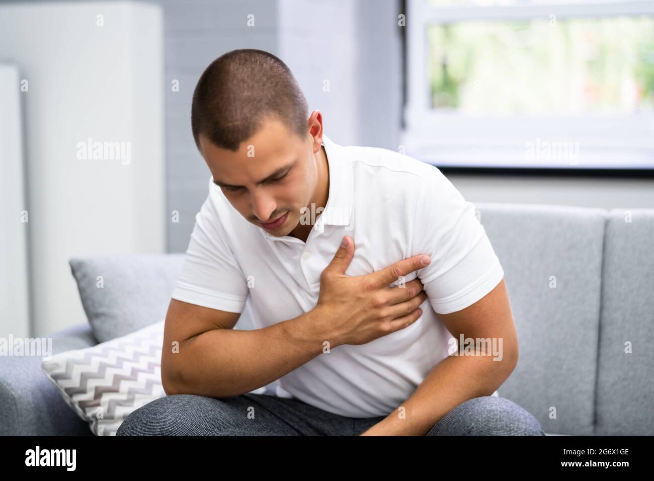 Brustschmerz Des Mannes. Angina Pectoris Oder Herzinfarkt Stockfoto