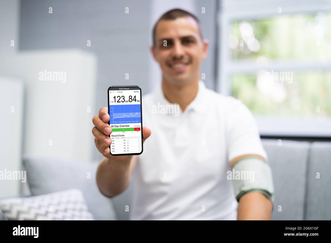 Blutdruckmessung Mit Dem Smart Monitor. Patient Man Stockfoto