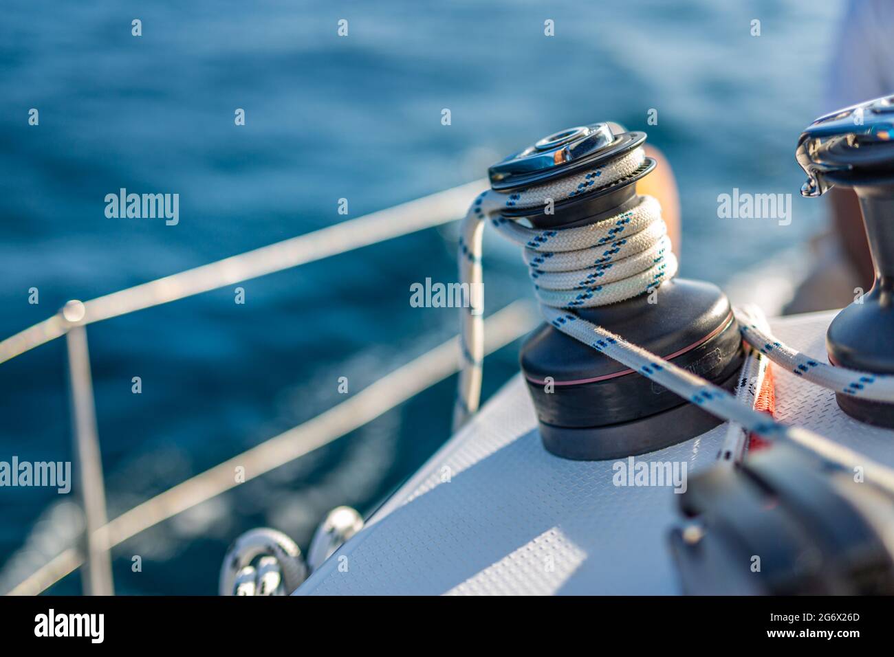 Details der Segelausrüstung auf einem Boot beim Segeln auf dem Wasser an einem sonnigen Tag. Segelboot segeln im Mittelmeer bei Sonnenuntergang, Yacht Seil Stockfoto