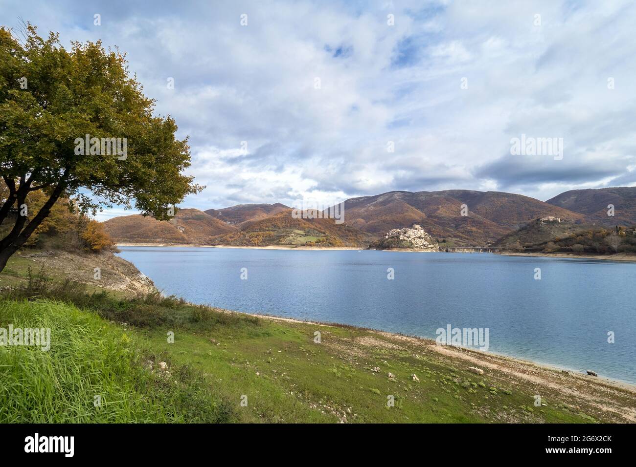 Die kleine Stadt Castel di Tora und der Turano See - Rieti, Italien Stockfoto