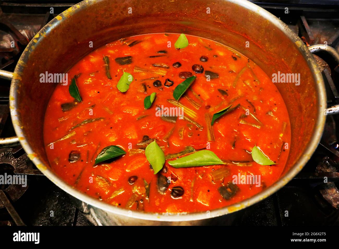 indisches traditionelles gemischtes Gemüsearrün mit Linsen, die als Sambar in einem Kochtopf bekannt sind Stockfoto