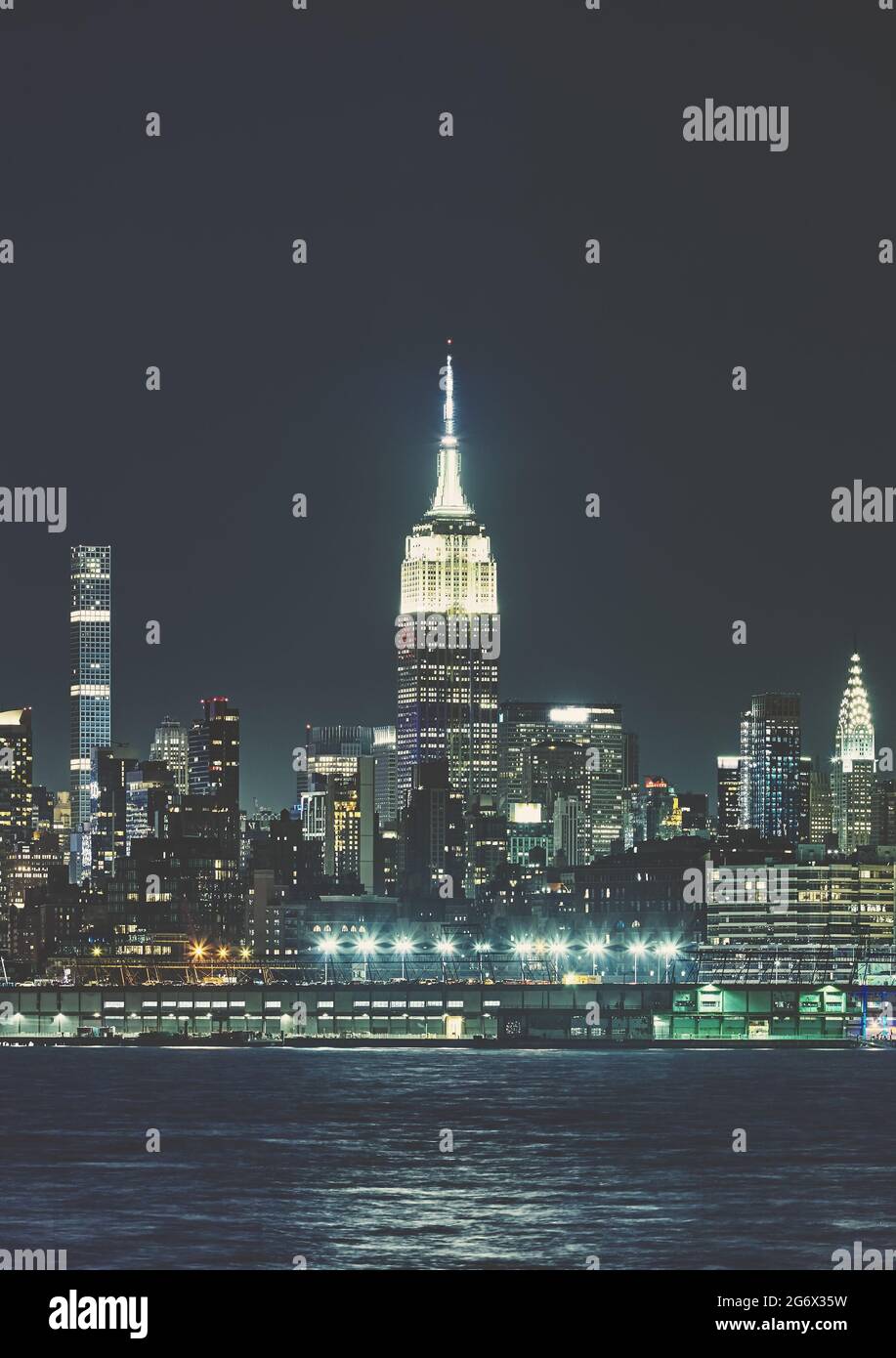 Manhattan Skyline bei Nacht, Farbe toning angewandte, New York City, USA. Stockfoto