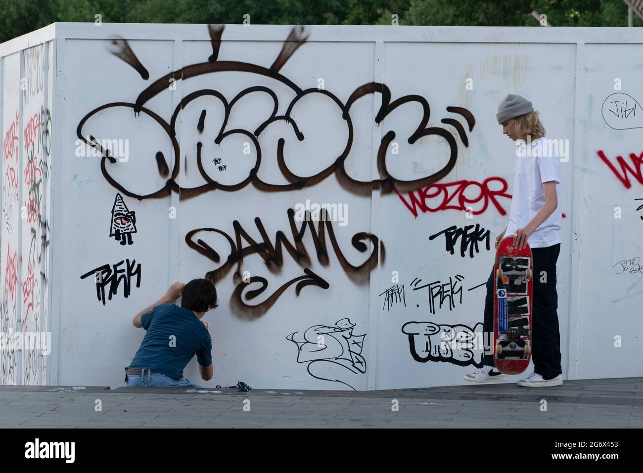 Graffiti-Künstler und Skateboarder Stockfoto