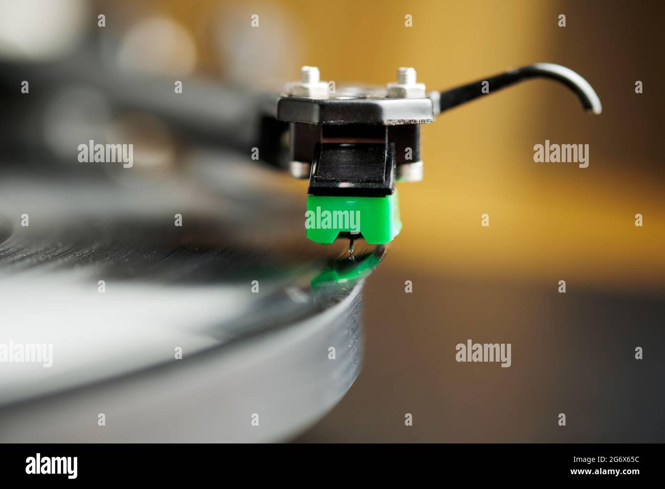 Ein Plattenspieler-Stylus, der in der Nut einer Platte oder eines Albums auf einer Plattenspieler-Platte sitzt. Stockfoto