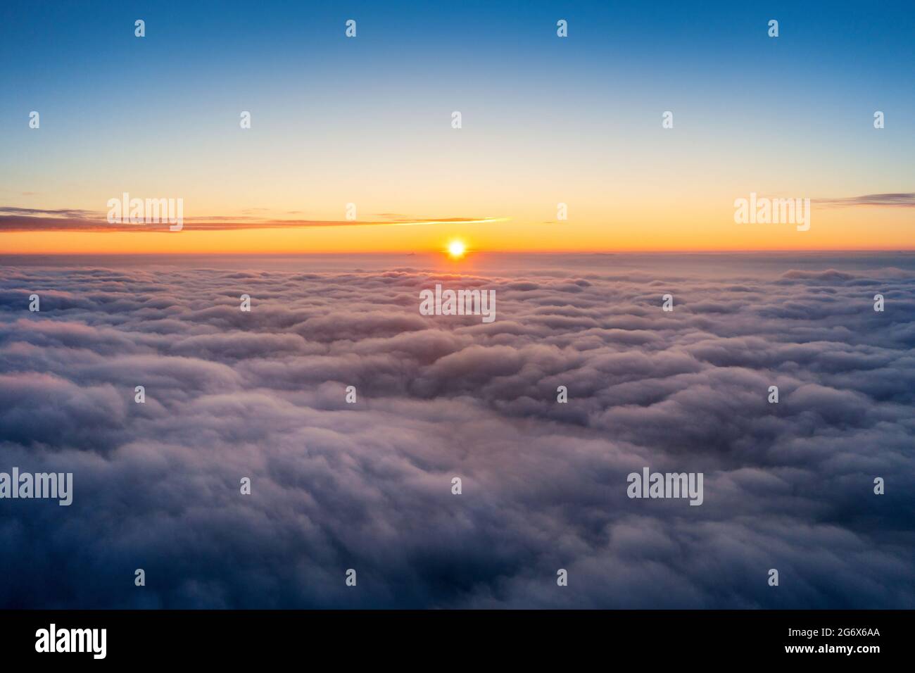 Blick auf das Panorama über den Wolken bei Sonnenaufgang. Stockfoto