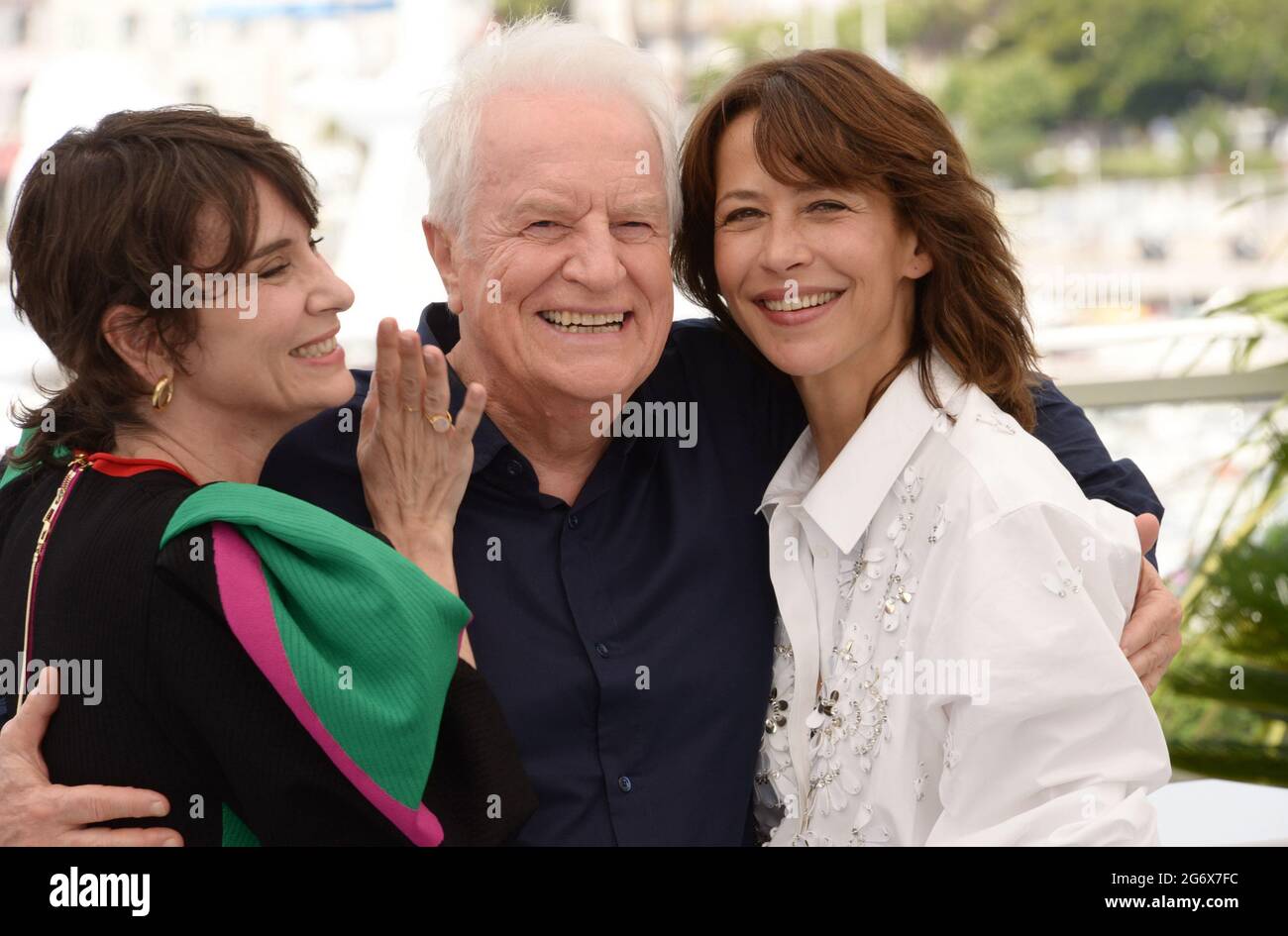 8. Juli 2021, CANNES, Frankreich: CANNES, FRANKREICH - 08. JULI: Sophie Marceau, Andre Dussollier und Geraldine Pailhas nehmen an der Fotoschau ''Tout S'est Bien Passe (Everything Won Fine)' während der 74. Jährlichen Filmfestspiele von Cannes am 08. Juli 2021 in Cannes, Frankreich Teil. (Bild: © Frederick InjimbertZUMA Wire) Stockfoto